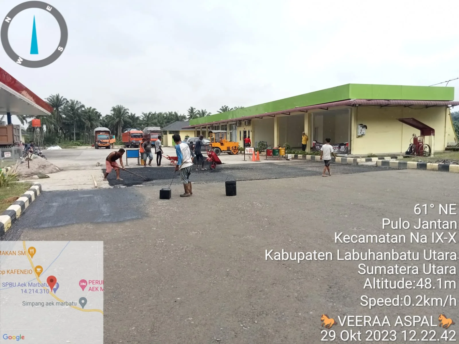 Proses pengaspalan area SPBU